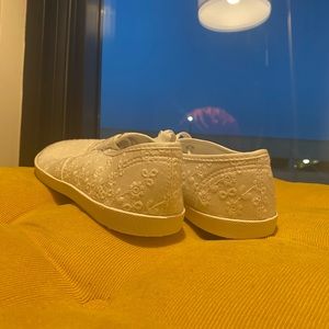 Comfortable White flat sneakers with white flowers